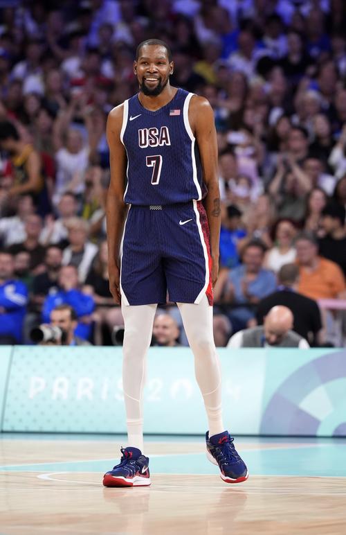 狄龙驱逐事件：一场篮球比赛的争议瞬间（狄龙被逐风波：赛场上的争议时刻）