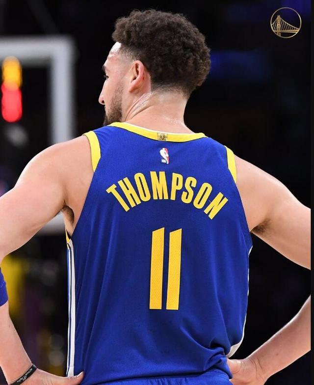 带不动！杰伦·约翰逊近5场场均拿28.0分13.6板10.8助（孤掌难鸣！杰伦·约翰逊近5战场均28.0分13.6板10.8助）