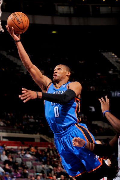 安东尼：库里应参与历史最佳球员讨论，他有理由把自己排在詹姆斯前面（安东尼称库里应列入历史最佳球员讨论，库里有理由将自己排在詹姆斯之前）