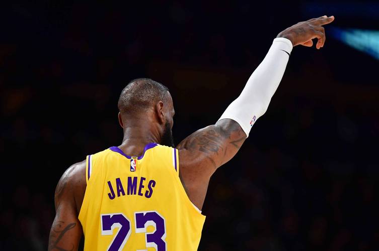 遗憾空砍！布克27投13中贡献38分5助攻（布克27投13中轰38分5助，仍难挽败局）