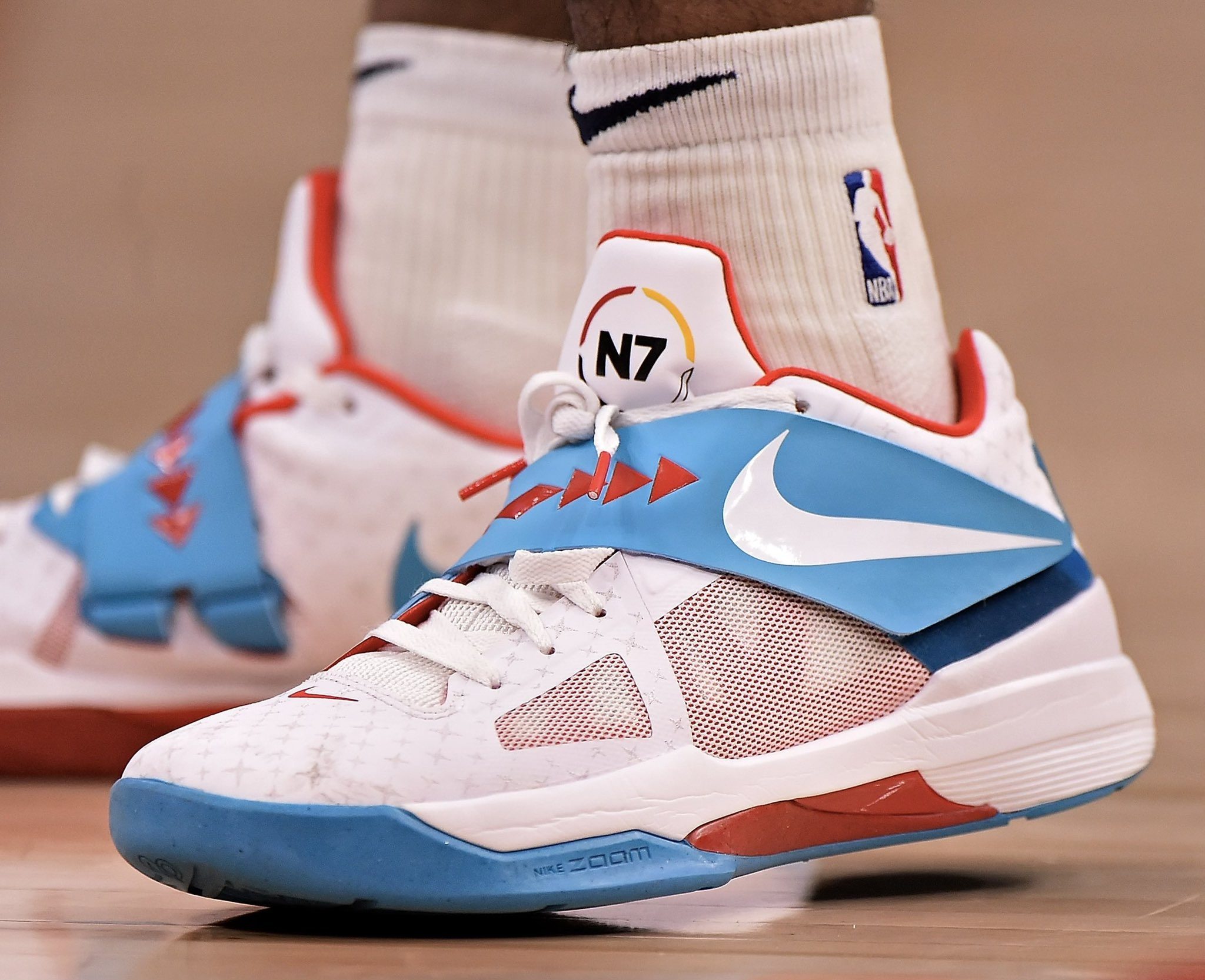 德甲官博祝贺邵佳一：期待邵佳一带领中国国家队走向更高舞台（德甲官微致贺邵佳一：期待其率国足迈向更高舞台）