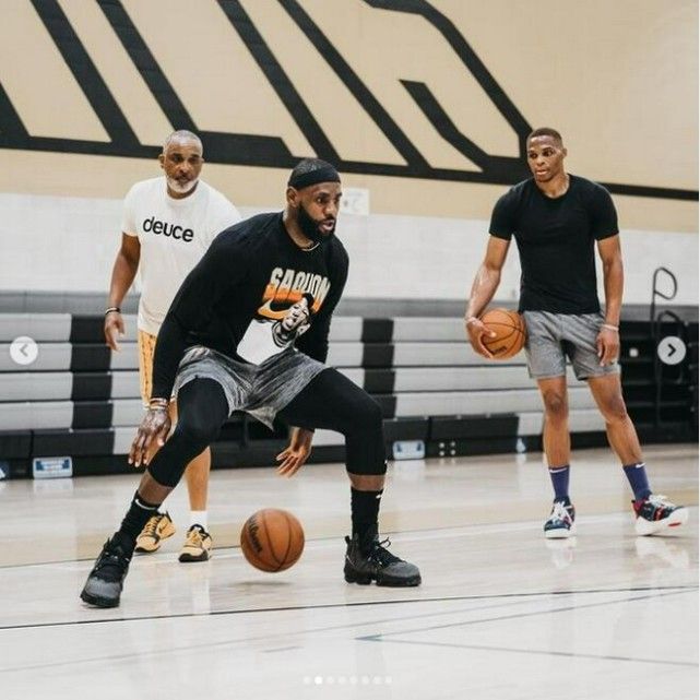 中超9／10月最佳阵容：卡扎伊什维利领衔，吴曦、吕焯毅入选（中超9-10月最佳阵容出炉：卡扎伊什维利领衔，吴曦、吕焯毅在列）