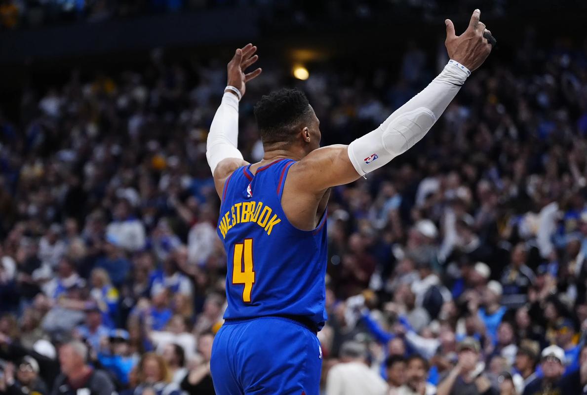 拜伦·斯科特：库里必然是历史前五控卫 但控卫GOAT是魔术师（拜伦·斯科特：库里稳居史上前五控卫，但控卫GOAT仍属魔术师）