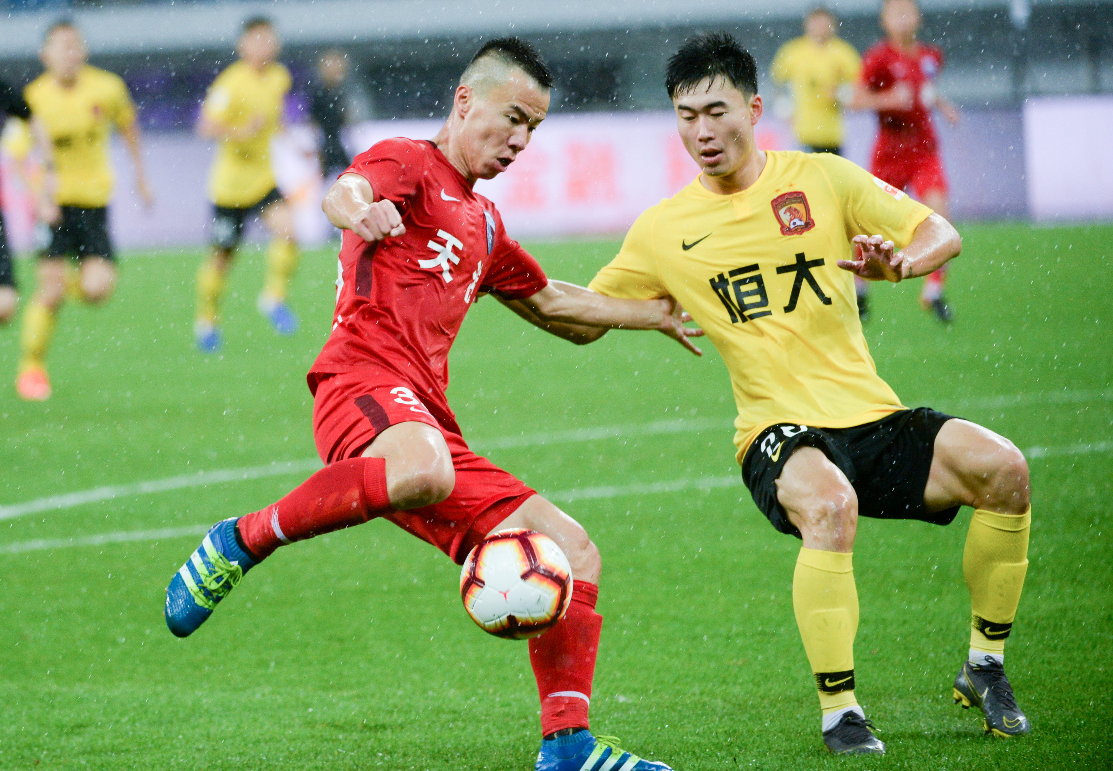 被东契奇吐槽太滑！队记：湖人今天将不会使用NBA杯专用地板（因东契奇吐槽地板过滑，队记者：湖人今日停用NBA杯专用地板）