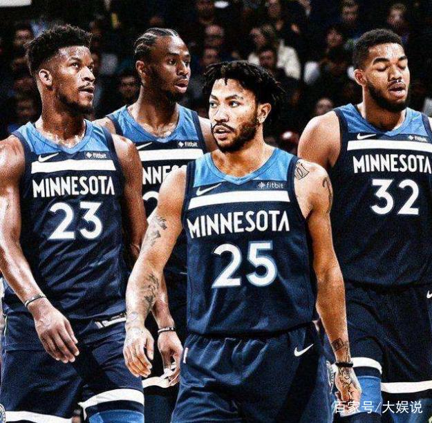 芒特进球后奔向B费，眼神启动诠释默契（芒特破门直奔B费，眼神交流尽显默契）