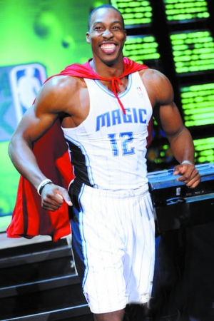 米利亚倒地后被布坎南用球近距离轰了一脚，骂布坎南后遭直红（米利亚倒地遭布坎南近距离用球猛射，辱骂对手后被直接红牌罚下）