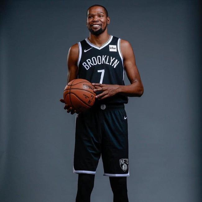 篮球篮网球队内部训练赛完成（篮网队队内对抗赛落幕）