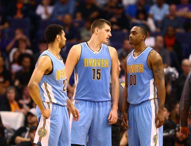 内维尔：我相信萨拉赫会留下，斯洛特一直期待他能道歉（内维尔：看好萨拉赫留队，斯洛特始终期待其道歉）