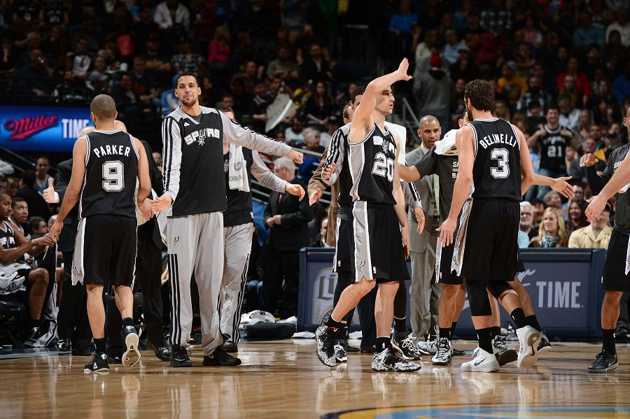 詹姆斯伤缺，湖人击败鹈鹕，豪取7连胜，三巨头34罚惹争议（詹姆斯因伤缺阵，湖人力克鹈鹕收获7连胜，三巨头34次罚球引发争议）