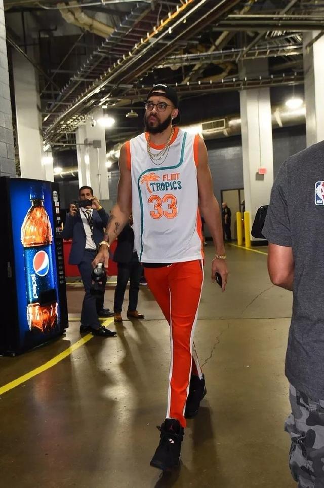 科林斯：我对保罗只有爱和尊重，但他不在这后确实安静了很多（科林斯：我尊敬并爱保罗，但他离开后这边确实安静了不少）