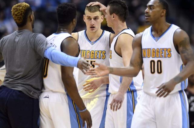 半场：科莫1-0萨索洛，杜维卡斯破门，尼科-帕斯倒钩射门被扑（半场战报：科莫1-0领先萨索洛，杜维卡斯建功，尼科-帕斯倒钩被扑出）