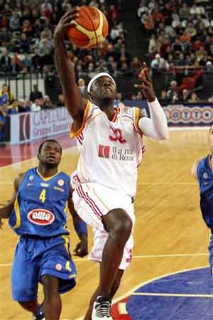 1v4戏耍巴萨后防！17岁就值6000万的他比亚马尔更有望成为金球？（1挑4戏耍巴萨防线！17岁身价6000万，他比亚马尔更有望问鼎金球？）