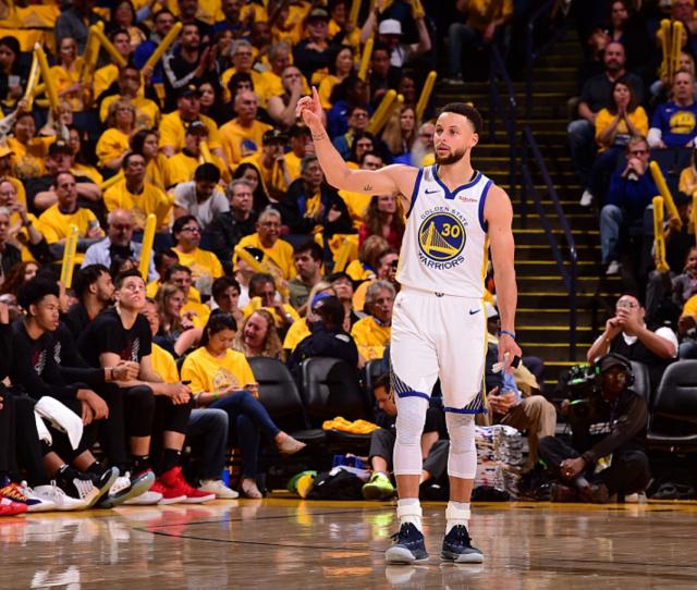 凯恩：希望卡尔不要被外界嘈杂的声音干扰；我很享受参与防守（凯恩：盼卡尔屏蔽外界噪音；参与防守让我乐在其中）