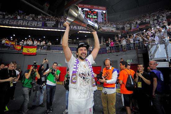 坐镇中场，指挥调度🪄让我们一起继续创造新的历史⭐（掌控中场，运筹帷幄🪄携手续写全新辉煌⭐）